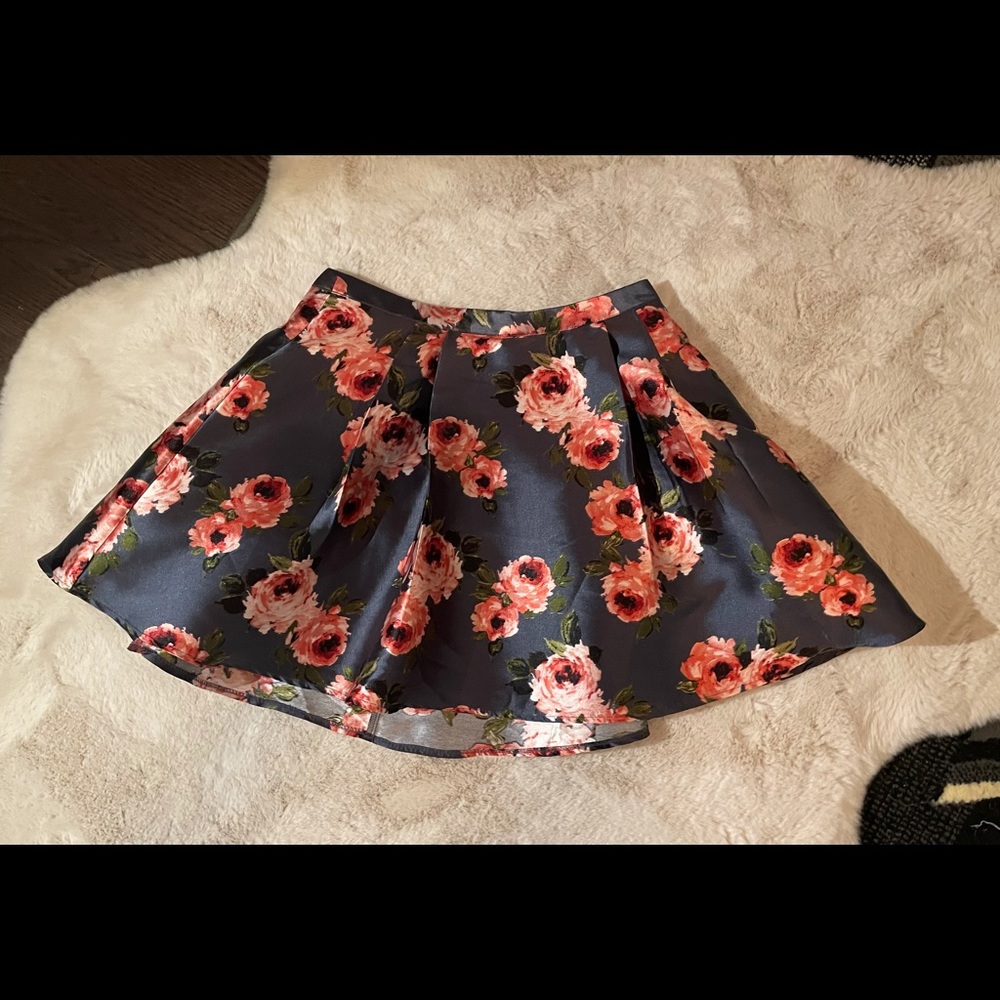 SUPER CUTE FORMAL SKIRT!